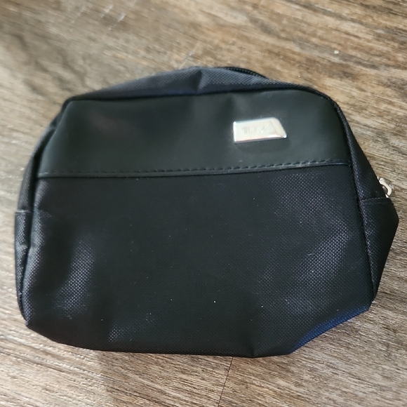 Tumi Small Black Cosmetic Or Toiletry Bag for Men - Picture 5 of 5